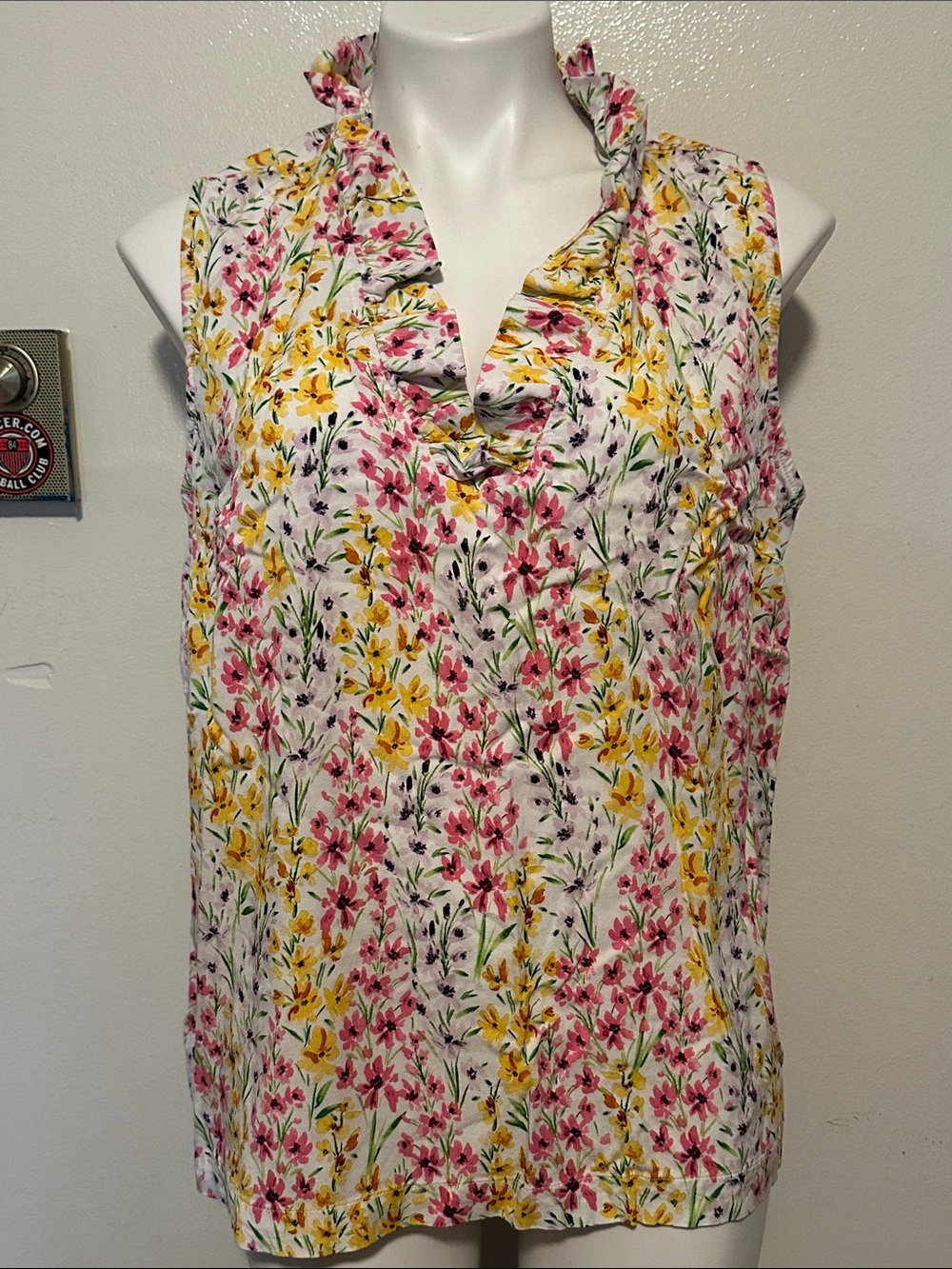 crown & ivy White Floral Ruffle V-Neck Sleeveless Blouse